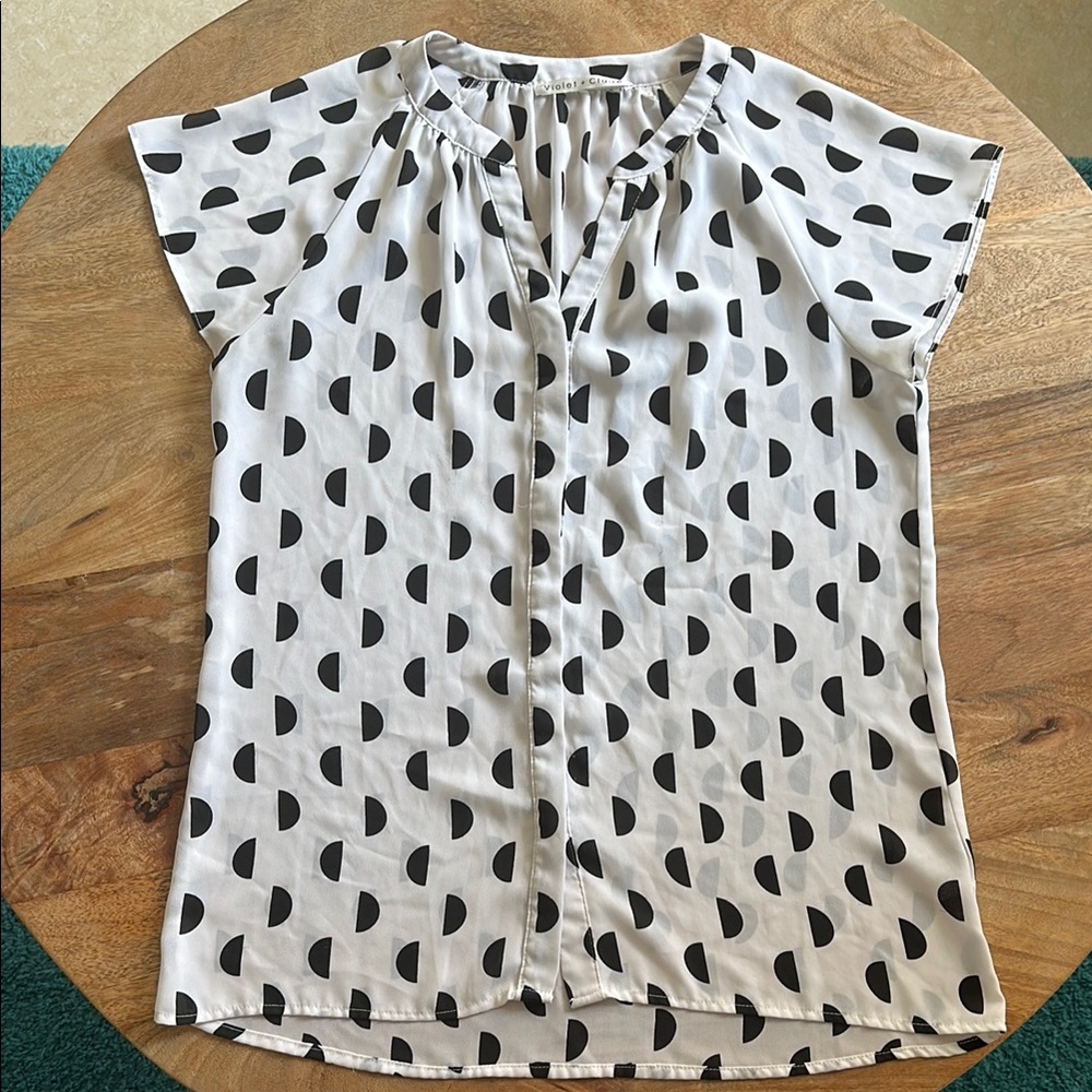 Violet & Claire White and Black Relaxed Flutter Sleeve Blouse